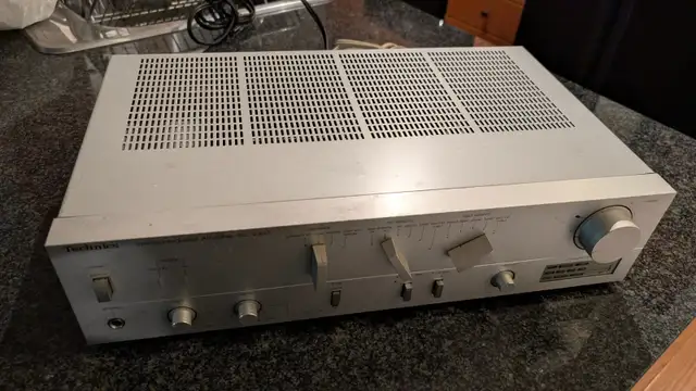 Technics SU-V303 Stereo Integrated Amplifier – Vintage, Good Con in Stereo Systems & Home Theatre in Mississauga / Peel Region - Image 2
