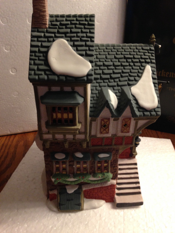 DEPARTMENT 56 - PIED BULL INN - #2 IN SERIES ISSUED IN 1993 H113 in Arts & Collectibles in Markham / York Region - Image 2