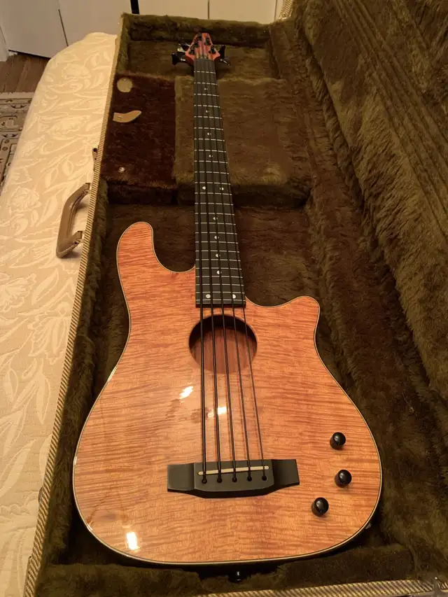 Carvin AC50 Koa 5 String Fretless Bass Guitar in Guitars in Oakville / Halton Region - Image 4