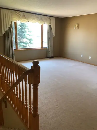 ✨ 3-Bedroom, 2-Bathroom Upper Floor – College Heights ✨ Bright, spacious, and well-kept upper-level...