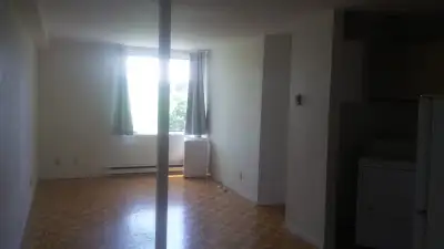 Grand 4½ Lumineux à Outremont Frigo+cuisinière inclus Entrées laveuse/sécheuse Stationnement disponi...