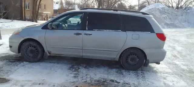 Toyota Sienna 2008 in Cars & Trucks in Laval / North Shore - Image 3