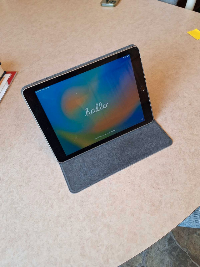 Apple iPad 5th Generation w/cover & charger in iPads & Tablets in Winnipeg - Image 2