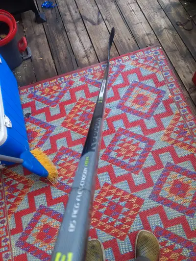 lightly used onepiece hockey stick...LEFT PATTERN 85 flex crosby p87a pattern... 23k ribcore