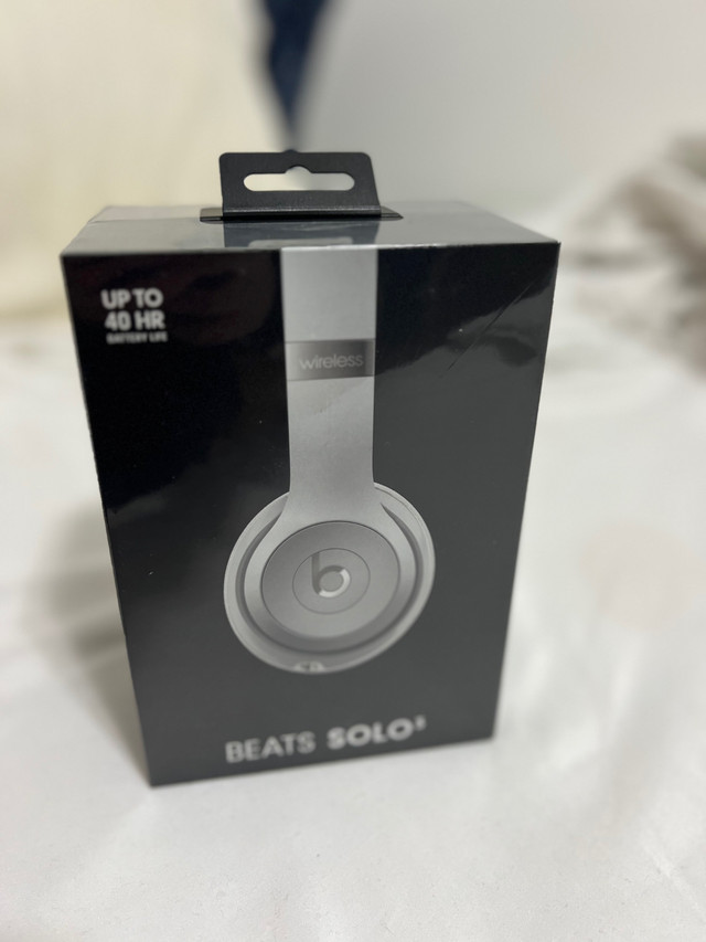 Brand new Beats by Dre solo 3 Silver colour - brand new  in Headphones in City of Halifax - Image 2