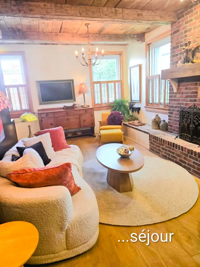 PRIVATE "TOWNHOUSE ON STREET" ON GRANDE-ALLÉE, QUEBEC CITY!