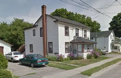 One bedroom triplex upper level apartment available in Belleville on Moria and North Front Street. T...