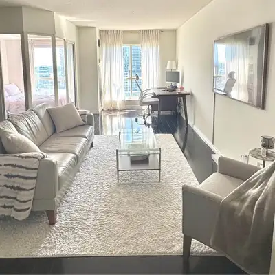 Steps from St. Lawrence Market, Union Station & Financial District. This beautifully 1-bedroom, 1-ba...