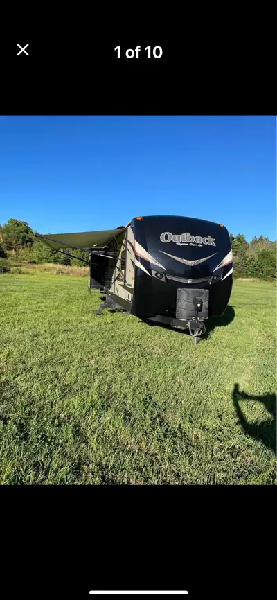 Excellent shape, 32ft, 3 slides, Spacious Rear Living, Super clean, Leather couch and Reclining chai...