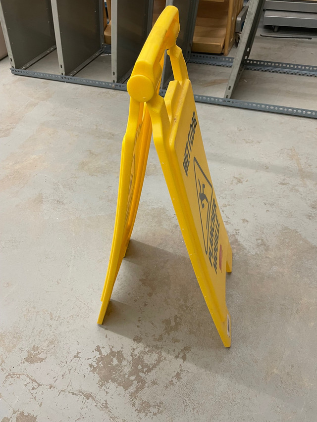 NEW  Caution wet floor bilingual sign  yellow/blk Rubbermaid in Other Business & Industrial in North Bay - Image 3