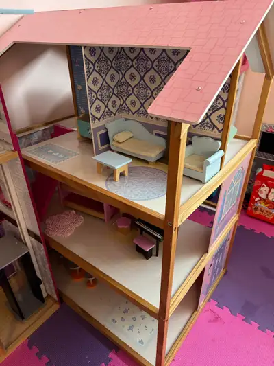 Cette maison de poupée en bois 360 degrés est livrée avec des meubles et est parfaite pour les poupé...