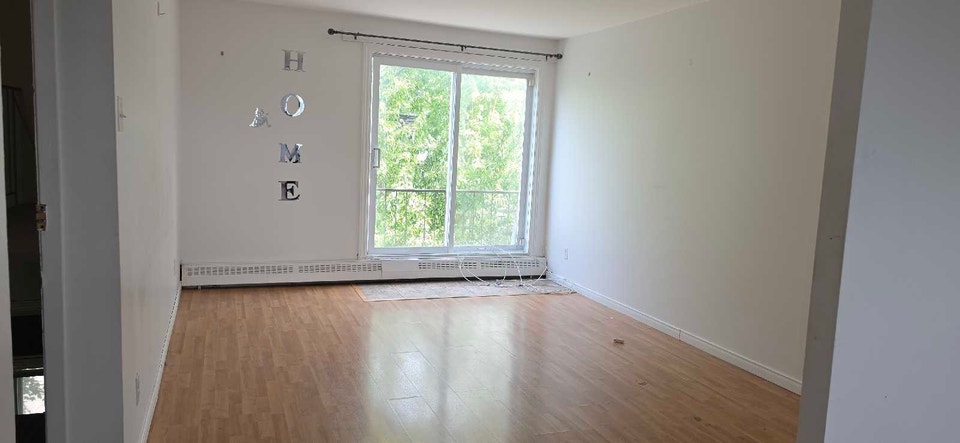 Longueuil, très beau  4 1/2, chauffé et eau chaude. 1300$/mois 3