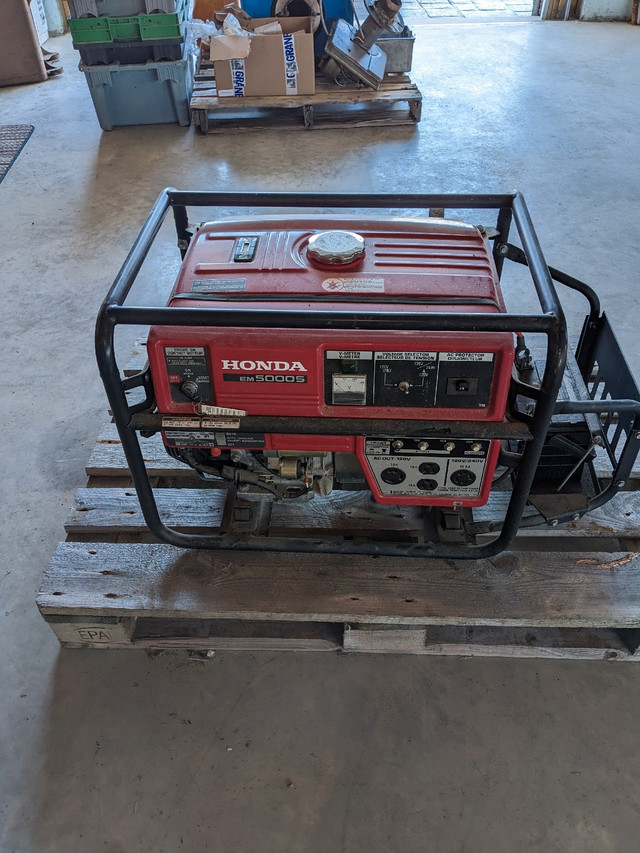 Honda Generator EM 5000S in Outdoor Tools & Storage in Yarmouth - Image 2