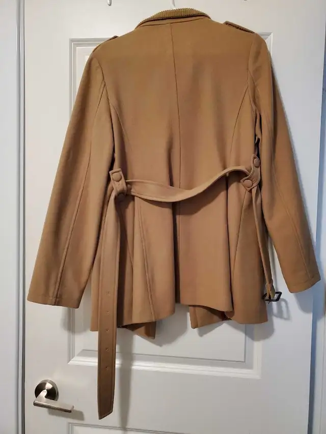 Burberry Coat for Women Size US M in Women's - Tops & Outerwear in Mississauga / Peel Region - Image 8
