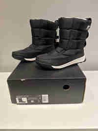 Sorel Youth Whitney II Puffy Mid black boot- size 4, brand new