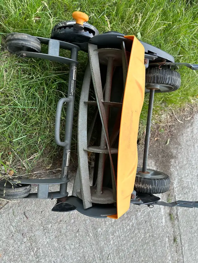 Fiskars and Yardworks Reel Mowers in Lawnmowers & Leaf Blowers in City of Toronto - Image 4