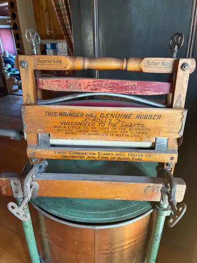 Super belle laveuse ancienne pour là décoration. Il n’y as pas son moteur.