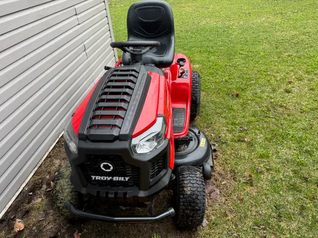 Tondeuse à siége Troy Buil 42 pouces et 17.5hp, 2 ans in Lawnmowers & Leaf Blowers in Sherbrooke - Image 3