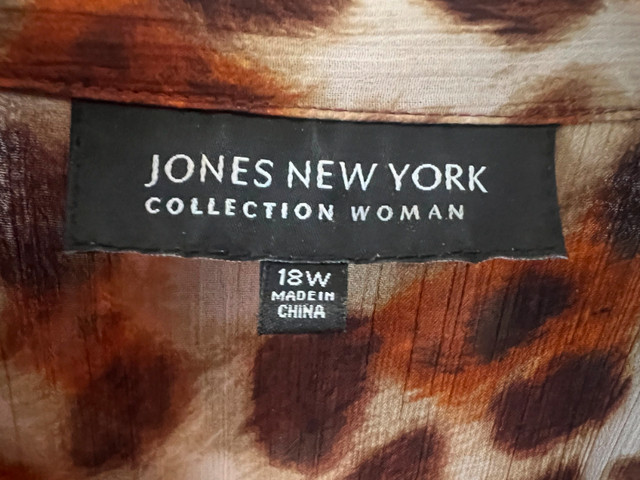 Jones New York Leopard Print Sheer Long-Sleeve Button-Up Blouse! in Women's - Tops & Outerwear in Calgary - Image 2