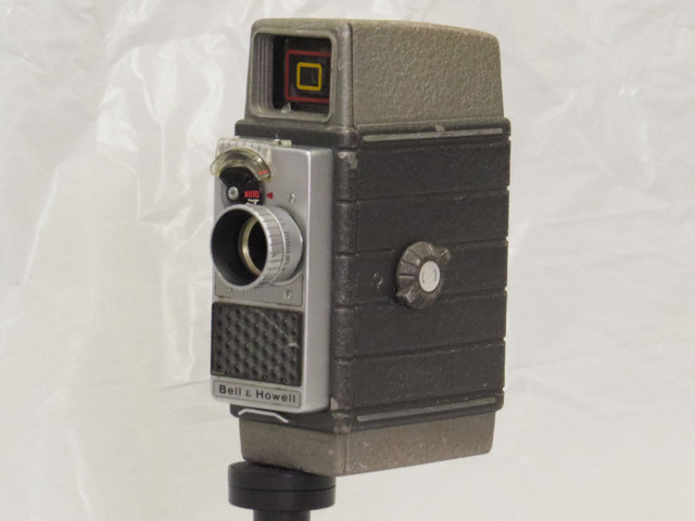 Bell & Howell electric eye 8mm movie camera in Cameras & Camcorders in City of Toronto - Image 2