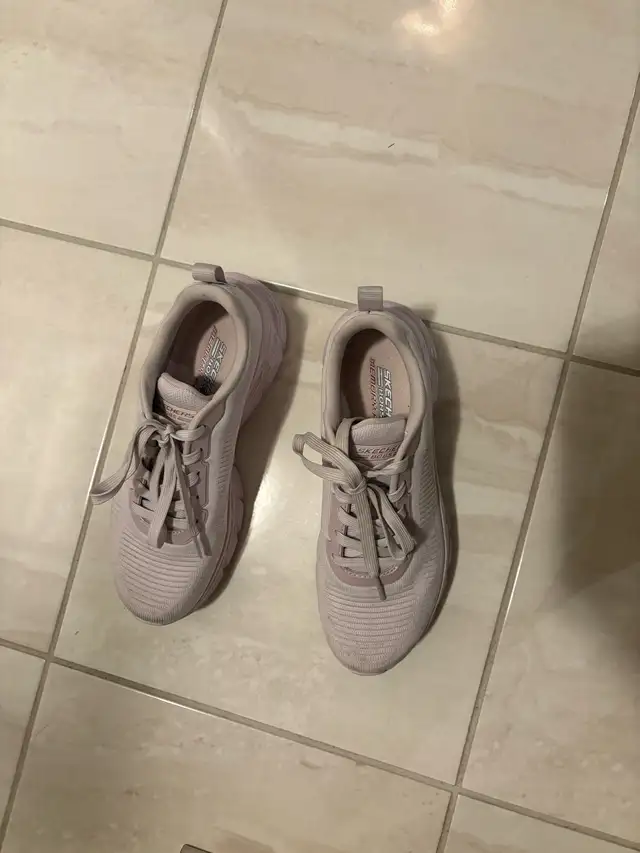 sketchers shoes in Women's - Shoes in Oshawa / Durham Region - Image 2