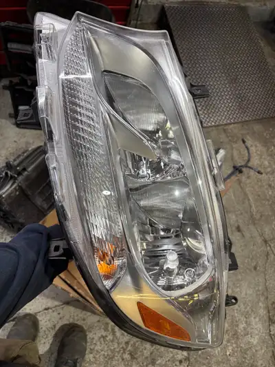 Brand new headlights, one of them has broken plastic as you might notice, contact me for the price....
