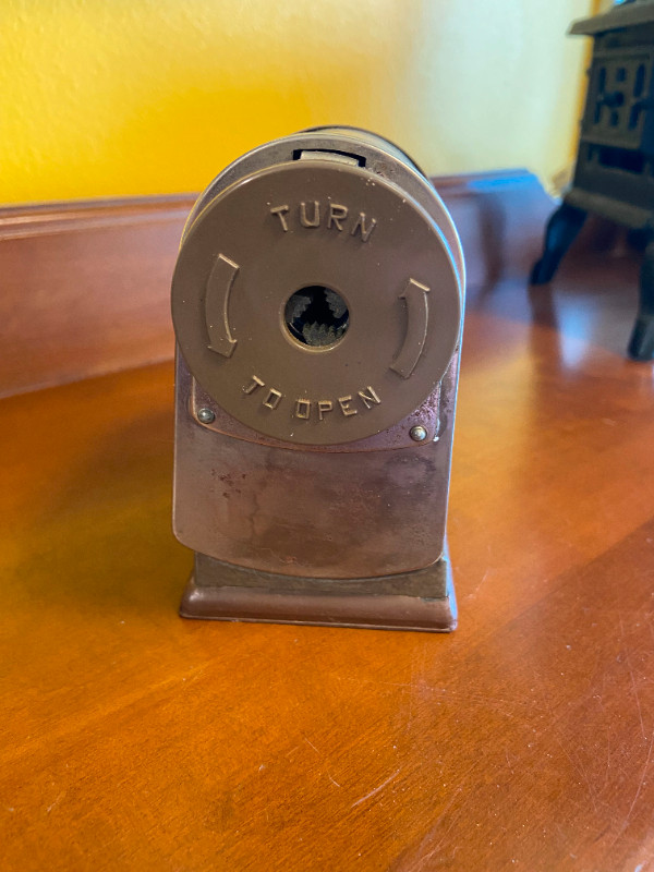 1960s Vintage Premier Portable Pencil Sharpener by Apsco in Arts & Collectibles in Oshawa / Durham Region - Image 2