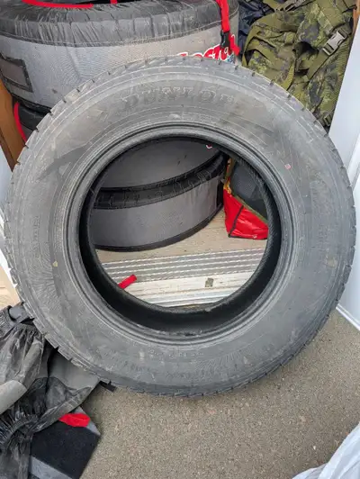 Bonjour, Je vends mes pneus d'hivers Dunlop 18" dû a un changement de véhicule. Il était sur un Jeep...