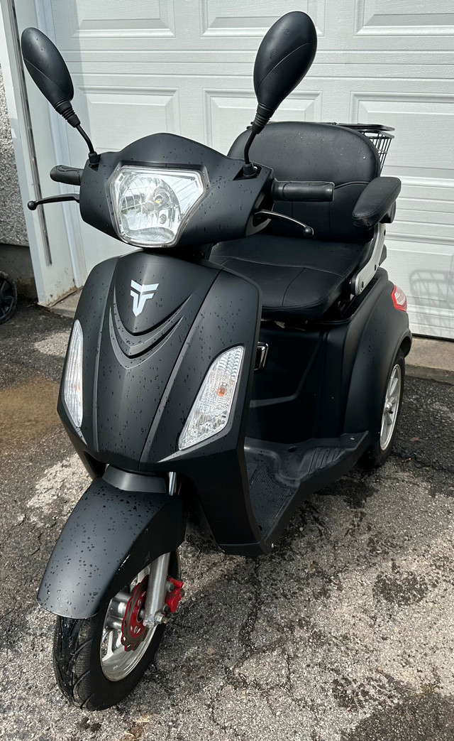 Tripoteur Freedom Plus - Scooter électrique dans Santé et besoins spéciaux  à Laval/Rive Nord