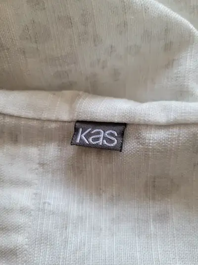 Housse de couette King avec 2 cache oreillers et 2 oreillers carres avec les 2 taies. Marque KAS Ach...