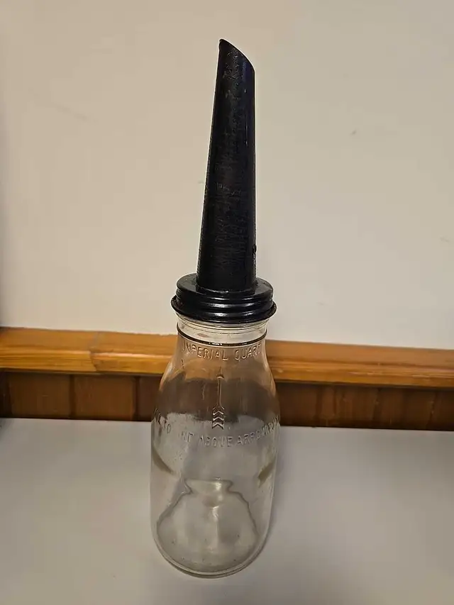 Imperial Quart Motor Oil Bottle Antique Gas & Oil in Arts & Collectibles in St. Catharines - Image 2