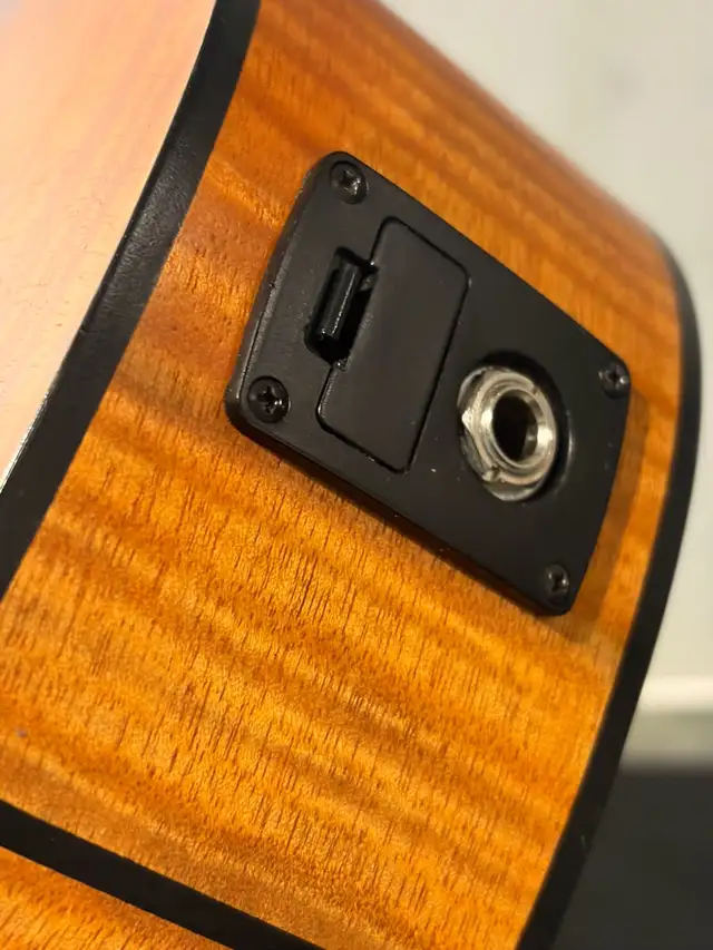 Kala KA-CEM Exotic Mahogany Concert Ukulele with EQ in Guitars in City of Montréal - Image 7