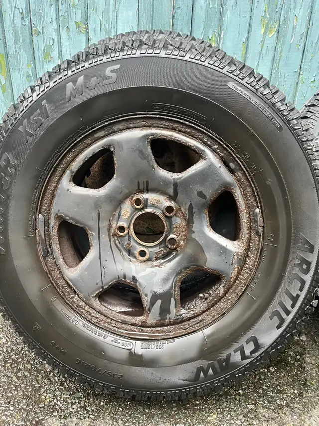 235/70/16 Arctic Claw XSI winter tires on rims in Tires & Rims in St. John's - Image 3