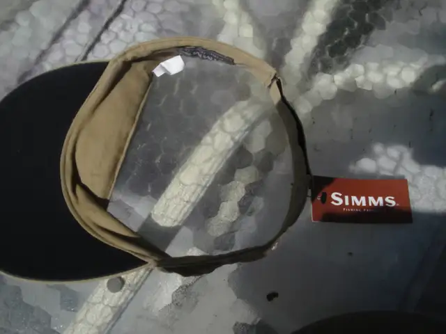 Simms Fishing Visor New in Fishing, Camping & Outdoors in Brantford - Image 3