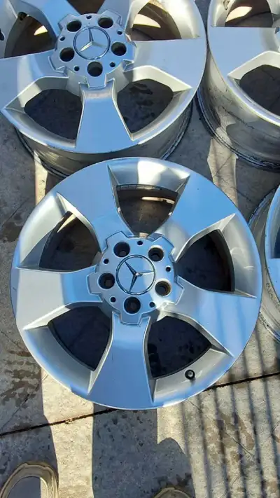 4 Mags Mercedes originaux 17 pouces. Excellent état pas de bosses ni grafigne, aucune réparation. Po...
