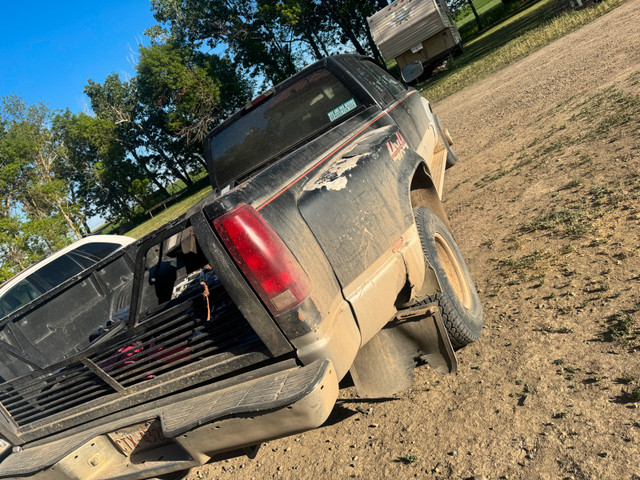 1993 gmc 3500 Extendend cab (trades and cash offer) in Cars & Trucks in Lethbridge - Image 4