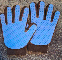 Dog or cat grooming gloves