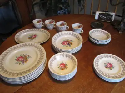 39 pièces Empire Porcelaine Stafford Shire England 22 k 8 grandes assiettes. 1 assiette ovale. 6 bol...