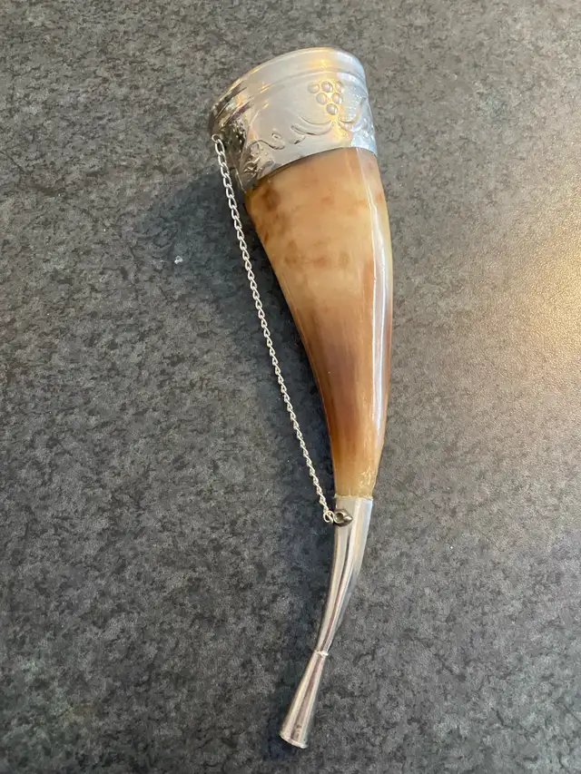 vintage drinking horn with metal mounted 10” tall.  in Arts & Collectibles in Markham / York Region - Image 2