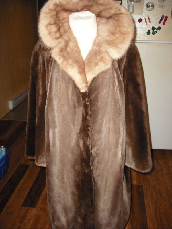 Manteau de Fourrure - Femme Grandeur: Medium/Large dans Femmes - Hauts et vêtements d'extérieur  à Lanaudière