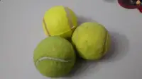 3 balles de tennis usagées.  A donner