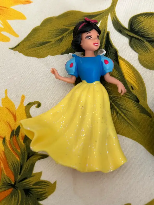 6 Disney Princesses Lot with Rubber Dresses in Toys in Oshawa / Durham Region - Image 7