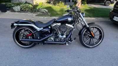 Harley Davidson Breakout FXSB Immaculate condition Stage 1 V&H air and Rinehart 2to2 exhaust 103 CI...