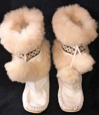 Fine Vintage 1970's Ladies Size 5 White Leather Faux-Fur Mukluks
