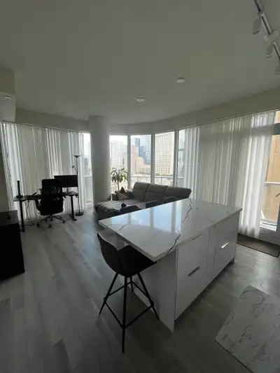 *Room for Rent in 2 Bed 2 Bath – (University Ave & Dundas)*