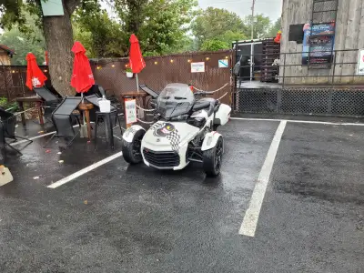 Pearl White Lady Lola with checkered "8ball " frunk and fender decals. 12,200 k. Heated grips. 2 Sof...
