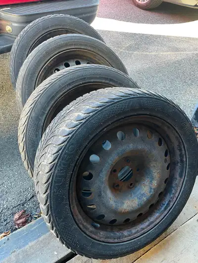 200$ 4Pneus hiver kumho 245/45 R18 100V & caps d’acier. Sur Genesis 3.8 Huynday 2015. 200$ 4 pneus M...