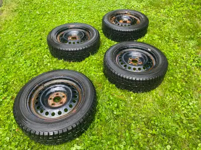 Pneu hiver Yokohama 215 60 R17 usagés à vendre mais bon pour quelques hivers. Était sur Nissan Qashq...