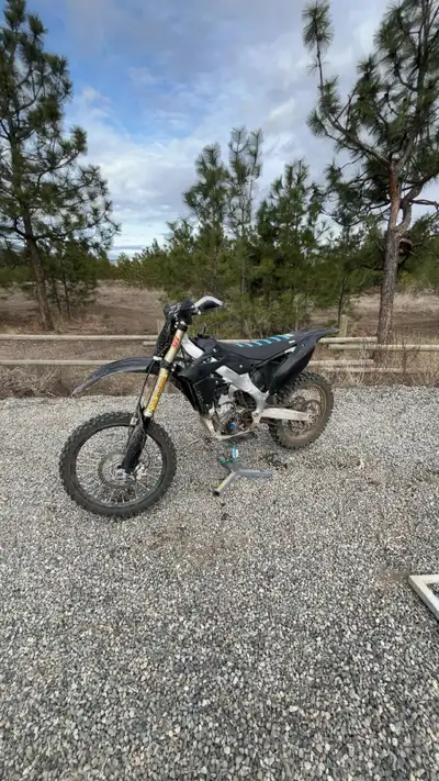 2013 Kawasaki kx250f Runs really good, I bought it last year and it has not let me down. New rear ti...