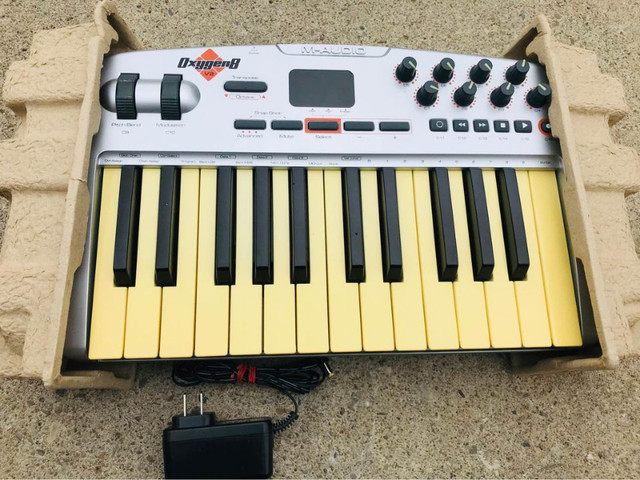 M-AUDIO-OXYGEN 8 V2 25 KEY MIDI KEYBOARD CONTROLLER MUSICAL INST in Pianos & Keyboards in Hamilton